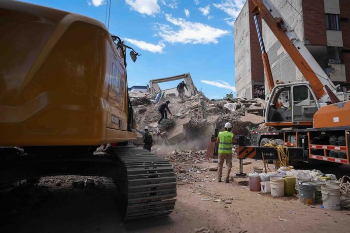 CALI, 14 de agosto de 2026  -- Equipes de resgate trabalham em meio aos escombros em Cali, na Colômbia, em 13 de agosto de 2026.   O número de mortos pelo terremoto de magnitude 7,4 ocorrido na segunda-feira na Colômbia subiu para 281, de acordo com a Uni