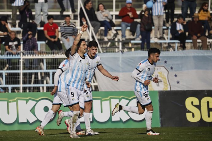 Futbol, Magallanes vs Cobreloa. Fecha 20 de Liga de Ascenso 2026. El jugador de Cobreloa Facundo Peraza celebra con sus companeros tras hacer un gol durante el partido contra Magallanes por la Liga de Ascenso disputado en el Estadio Municipal de San