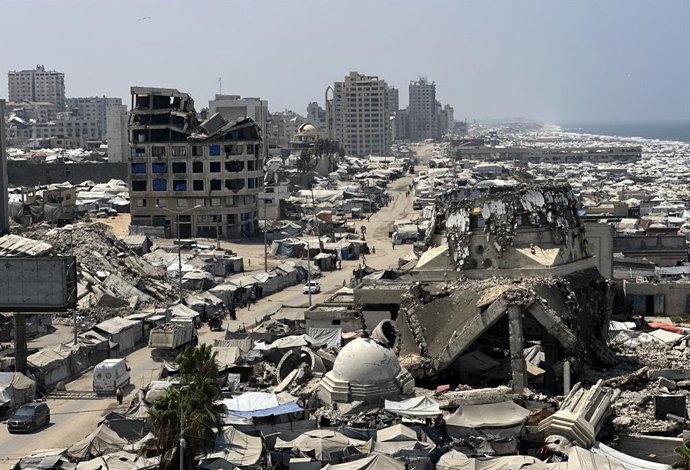 15 de agosto de 2026, Cidade de Gaza, Faixa de Gaza, Território Palestino: Barracas que abrigam palestinos deslocados lotam a praia da Cidade de Gaza, em 15 de agosto de 2026, já que o litoral se tornou um refúgio para milhares de pessoas deslocadas de di