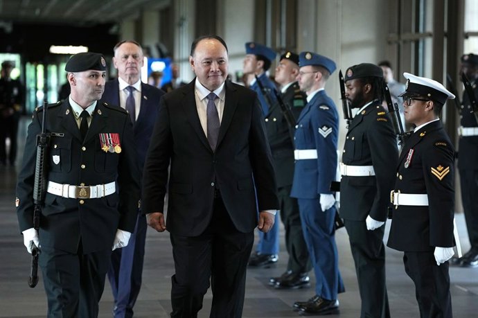 Archivo - Arquivo - 11 de junho de 2026, Ottawa, Ontário, Canadá: O secretário de Defesa Nacional das Filipinas, Gilberto C. Teodoro, inspeciona uma guarda de honra, acompanhado pelo ministro da Defesa Nacional do Canadá, David McGuinty, o segundo da esqu