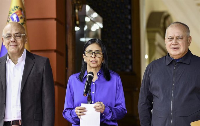 Archivo - La presidenta encargada de Venezuela, Delcy Rodríguez (centro), el presidente de la Asamblea Nacional, Jorge Rodríguez (primero por la izquierda), y el ministro del Interior, Diosdado Cabello, asisten a una rueda de prensa en Caracas, Venezuela.
