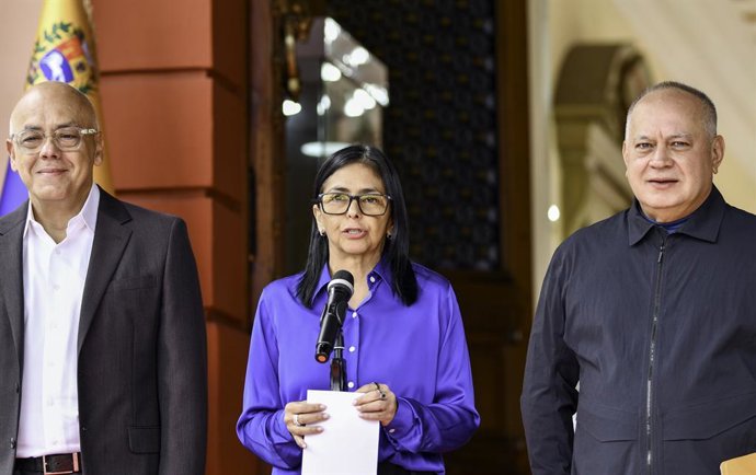 Archivo - CARACAS, Jan. 14, 2026  -- Venezuela's acting president Delcy Rodriguez (C), National Assembly President Jorge Rodriguez (1st L) and Interior Minister Diosdado Cabello attend a press conference in Caracas, Venezuela, Jan. 14, 2026.