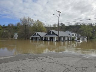 Archivo - FRANKFORT (U.S.), April 7, 2025  -- Photo taken on April 7, 2025 shows a waterlogged area in Frankfort, Kentucky, the United States. At least 21 people have been killed amid fierce storms battering parts of the U.S. Midwest and South with major 