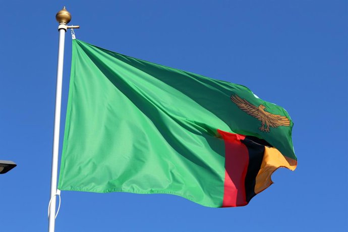 Archivo - April 2, 2026, Saint Petersburg, Russia: The national flag of the Republic of Zambia, fluttering in the wind on a flagpole in Saint Petersburg.