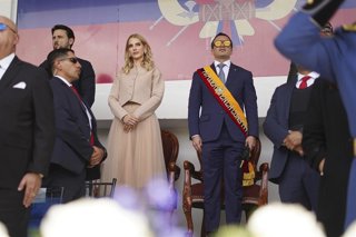 Archivo - El presidente de Ecuador, Daniel Noboa, junto a su esposa, Lavinia Valbonesi, durante un acto con motivo del 88.º aniversario de la Policía Nacional