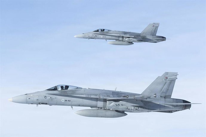 Archivo - Unos cazas F/A-18 Hornet de la Fuerza Aérea finlandesa se colocan junto a un avión KC-130J Super Hercules de la Fuerza Aérea de EE. UU. durante la operación conjunta de entrenamiento 'Cold Response 26'