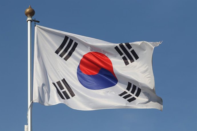 Archivo - September 25, 2024, Saint Petersburg, Russia: The national flag of the Republic of Korea, fluttering in the wind on a flagpole in Saint Petersburg, Russia.
