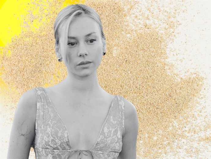 Ester Expósito tiene la minifalda blanca perfecta para pasar de la playa al chiringuito