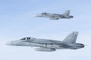 Archivo - March 18, 2026, Evenes Air Station, Norway: Finnish Air Force F/A-18 Hornet fighter aircraft pull alongside a U.S Air Force KC-130J Super Hercules aircraft during joint training operation Cold Response 26, March 16, 2026 near Evenes Air Station,