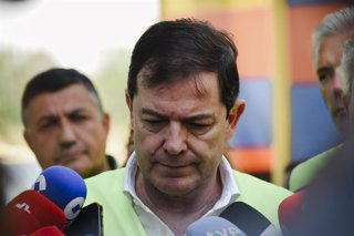 El presidente de Castilla y León, Alfonso Fernández Mañueco, atiende a los medios durante una visita al Puesto de Mando Avanzado (PMA) por el incendio de Burgohondo, a 24 de julio de 2026, en Burgohondo, Ávila, Castilla y León (España). El incendio, que c