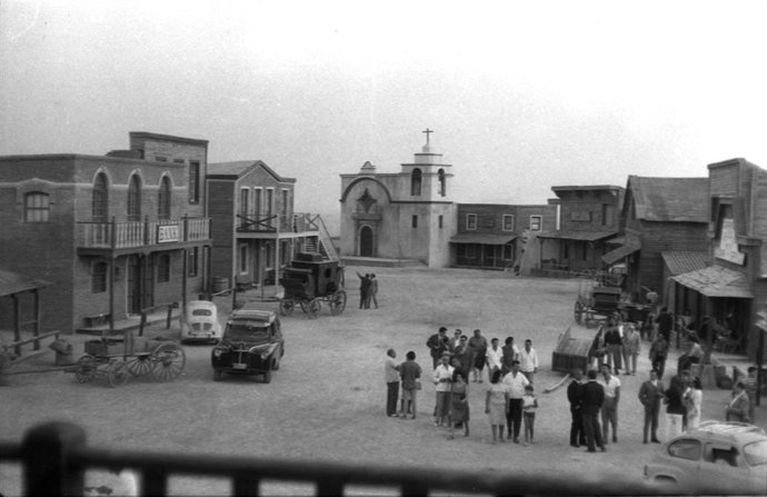 Archivo - HOYO DE MANZANARES, MADRID, ESPAÑA - 25 AGOSTO 1962: Profesionales del cine en el set de rodaje y decorados del pueblo Golden City dedicados a la grabación de películas del oeste. Es el primer poblado cinematográfico estable del Oeste en España 