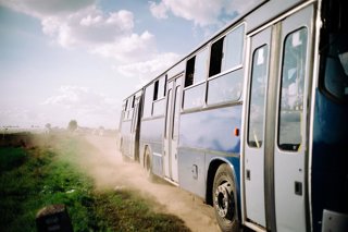 Archivo - September 12, 2015 - Hungary - A bus arrives at the Serbian-Hungarian border to take refugees to camps on Saturday 12 September 2015.