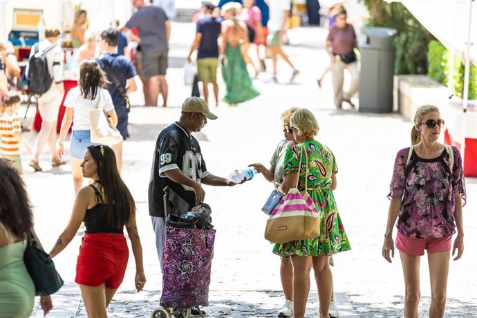 Archivo - Unas mujer compran agua para paliar el calor