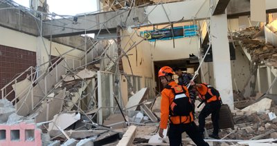 Aumentan a más de 50 los muertos por el seísmo de magnitud 7,7 en la isla de Flores, Indonesia