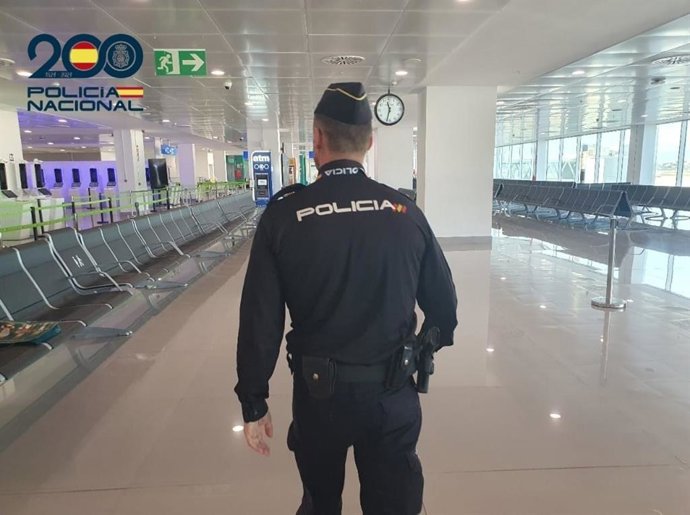 Agente de la Policía Nacional en el aeropuerto de Palma
