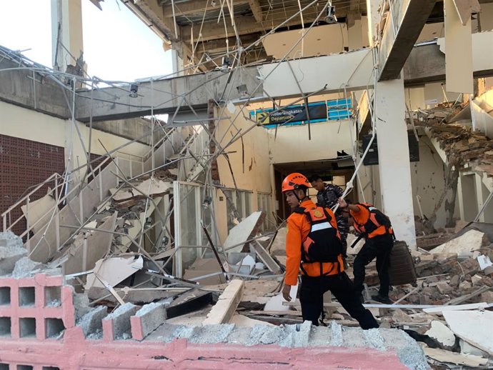 ILHA DE FLORES, 15 de agosto de 2026  -- Esta foto fornecida pela Agência Nacional de Busca e Resgate da Indonésia (Basarnas) mostra equipes de resgate realizando operações de busca e resgate após um terremoto, na Ilha de Flores, na Indonésia, em 15 de ag