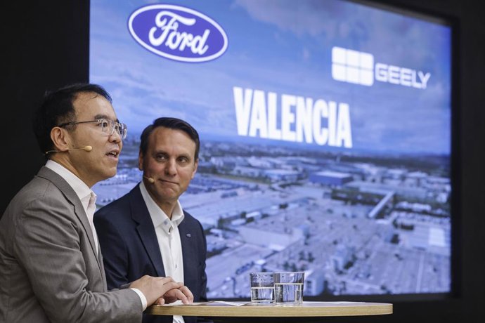 El vicepresidente de Geely Holding, Victor Yang (i), y el presidente de Ford Europa, Jim Baumbick (d), en una rueda de prensa previa a la visita institucional a la fábrica de Ford, a 23 de julio de 2026, en Almussafes, Valencia