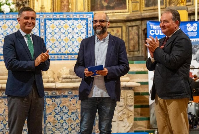 Archivo - Latinoamérica.- Enrique Zumalabe recibe el Premio Iberoamericano de Poesía Juan Ramón Jiménez 2026 por 'Gramática del desorden'