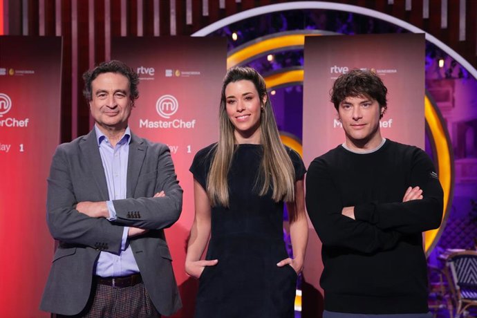 Archivo - Pepe Rodríguez, Marta Sanahuja y  Jordi Cruz posan en el photocall de la presentación de 'MasterChef 14', a 26 de marzo de 2027, en Madrid (España)