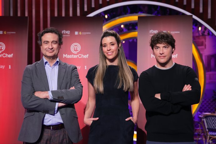 Archivo - Pepe Rodríguez, Marta Sanahuja y  Jordi Cruz posan en el photocall de la presentación de 'MasterChef 14', a 26 de marzo de 2027, en Madrid (España)