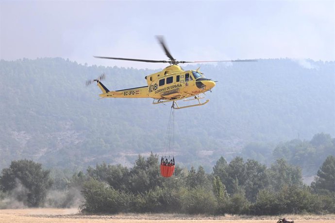 Helicóptero durante las labores de extinción de un incendio forestal, a 14 de agosto de 2026, en Las Peñas de Riglos, Hoya de Huesca, Huesca, Aragón (España). El incendio declarado a las 12.37 de este lunes en las Peñas de Riglos (Huesca) ha calcinado ya 