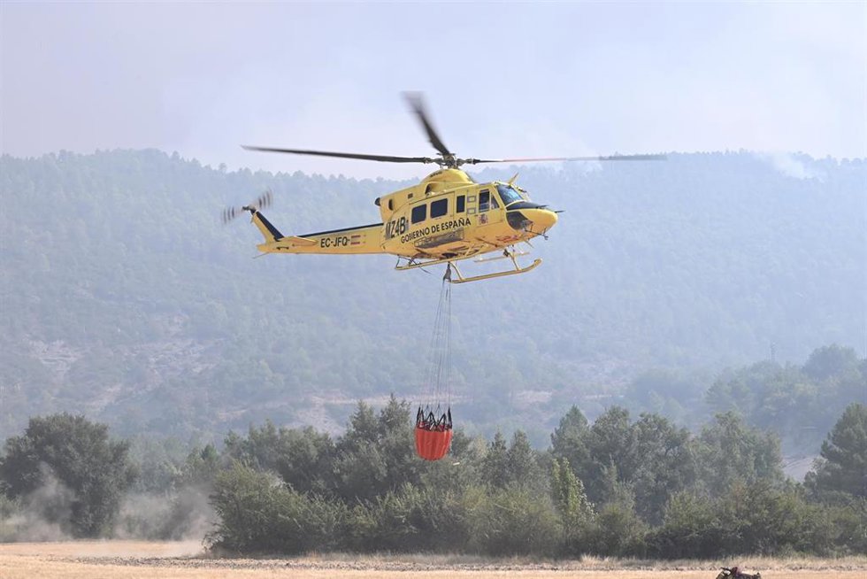 Helicóptero durante las labores de extinción de un incendio forestal, a 14 de agosto de 2026, en Las Peñas de Riglos, Hoya de Huesca, Huesca, Aragón (España). El incendio declarado a las 12.37 de este lunes en las Peñas de Riglos (Huesca) ha calcinado ya 