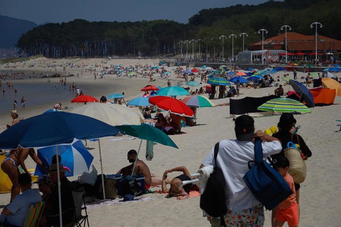 Archivo - Decenas de personas en la playa de Samil, a 31 de mayo de 2025, en Vigo, Pontevedra, Galicia (España).