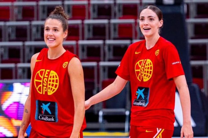 Txell Alarcón e Carolina Guerrero com a seleção espanhola feminina de basquete
