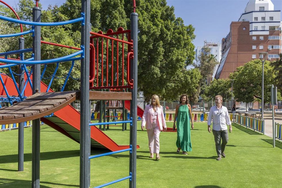 La alcaldesa de Huelva, Pilar Miranda, en su visita el Parque Robinson del Molino de la Vega tras la restauración.