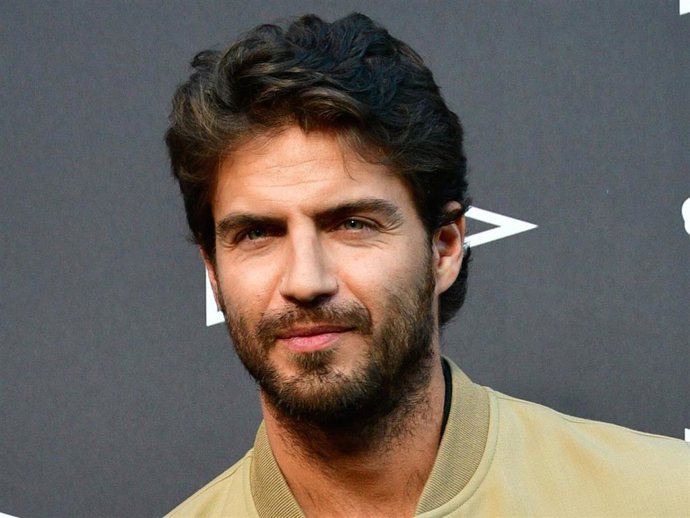 Maxi Iglesias se refugia en sus amigos para disfrutar de un verano de lo más tranquilo