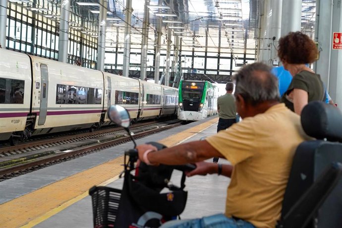 Archivo - Una persona con movilidad reducida accede al Trambahía de Cádiz. A 16 de junio de 2026, en Cádiz (Andalucía, España).