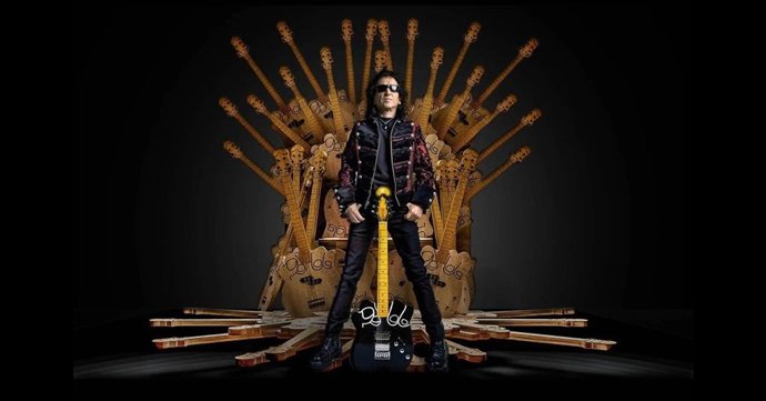 Archivo - El músico Alex Lora, líder de la banda de rock mexicana El Tri.