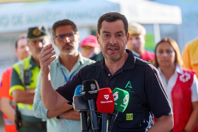 O presidente da Junta da Andaluzia, Juanma Moreno, durante sua visita ao Centro de Coordenação de Emergências (PMA) do incêndio em Niebla. Em 14 de agosto de 2026, em Niebla, Huelva (Andaluzia, Espanha). O incêndio, em curso desde 6 de agosto, já atingiu 