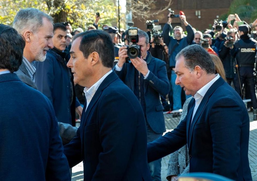 Archivo - El presidente de la Diputación de Huelva, David Toscano, con el rey de España, Felipe VI, en una visita a Adamuz tras el accidente.