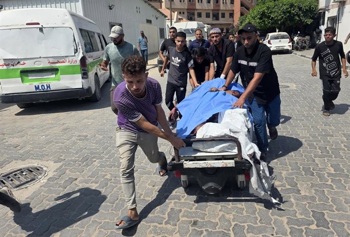 13 de agosto de 2026, Khan Yunis, Faixa de Gaza, Território Palestino: Pessoas em luto se despedem do corpo de Hudhaifa Kawara durante seu funeral no Complexo Médico Nasser, em Khan Yunis, no sul da Faixa de Gaza, em 13 de agosto de 2026, após ele ter sid