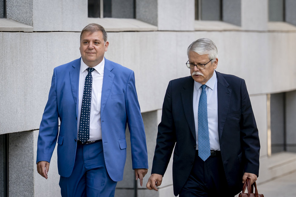 El expresidente de Correos y exjefe de gabinete de Pedro Sánchez en el PSOE, Juan Manuel Serrano (i), a su llegada a la Audiencia Nacional para verificar el volcado de su teléfono móvil en el marco de las investigaciones del 'caso Leire Díez', a 18 de