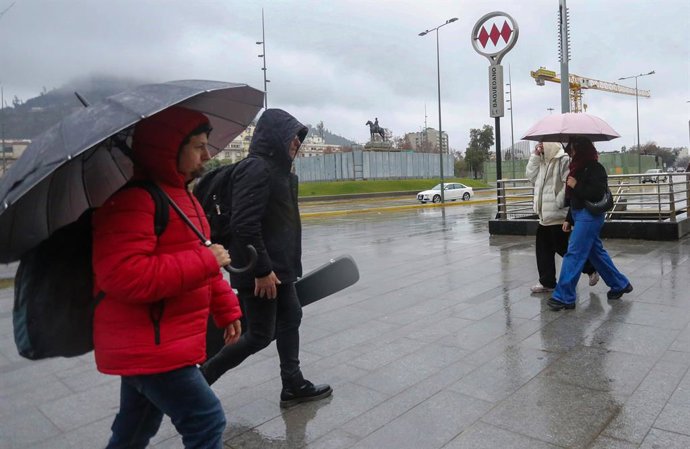 Santiago, 15 de Agosto del 2026  Lluvia en Santiago, sector Plaza Baquedano  Cristian De la Fuente/Aton Chile