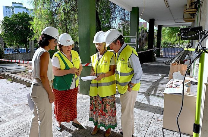 La alcaldesa de Jerez, María José García-Pelayo, en las obras de la antigua Jefatura de la Policía Local en El Almendral.