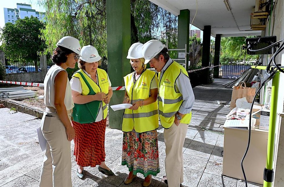 La alcaldesa de Jerez, María José García-Pelayo, en las obras de la antigua Jefatura de la Policía Local en El Almendral.