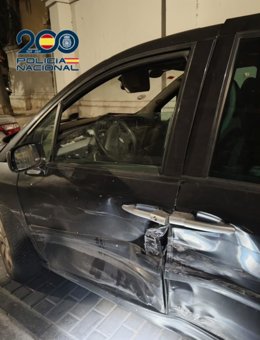 La segunda furgoneta localizada en la intervención, con un golpe en el lateral y la ventana del conductor abierta hasta la mitad