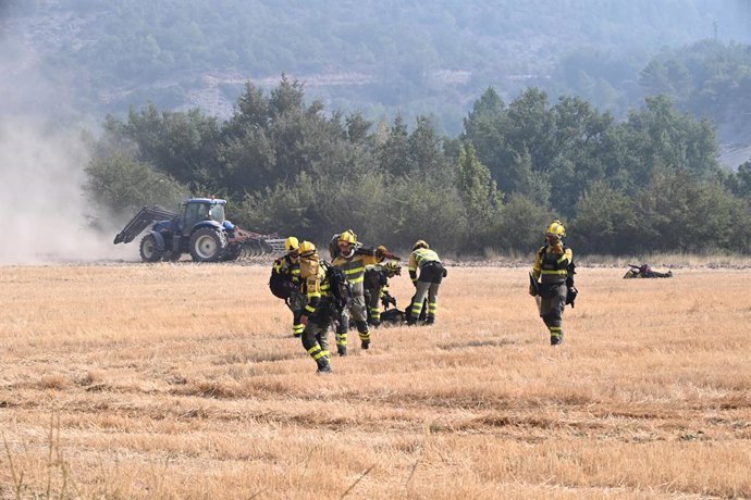 Bombeiros trabalham nas operações de combate a um incêndio florestal, em 14 de agosto de 2026, em Las Peñas de Riglos, Hoya de Huesca, Huesca, Aragão (Espanha). O incêndio, que começou às 12h37 desta segunda-feira em Las Peñas de Riglos (Huesca), já consu