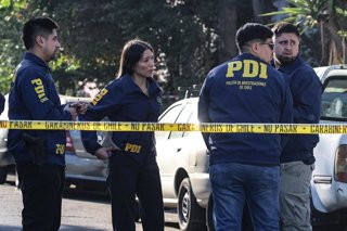 Santiago, 16 de Abril de 2026.  Una mujer en situacion de calle es asesinada con arma blanca en la esquina de Pedro Lagos con Santa Rosa en la comuna de Santiago, la brigada de homicidios de la PDI realiza pericias en el sitio del suceso  Diego