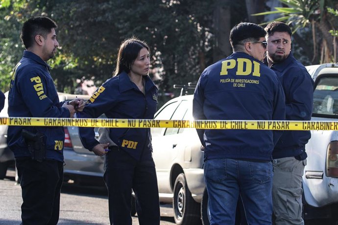 Santiago, 16 de Abril de 2026.  Una mujer en situacion de calle es asesinada con arma blanca en la esquina de Pedro Lagos con Santa Rosa en la comuna de Santiago, la brigada de homicidios de la PDI realiza pericias en el sitio del suceso  Diego