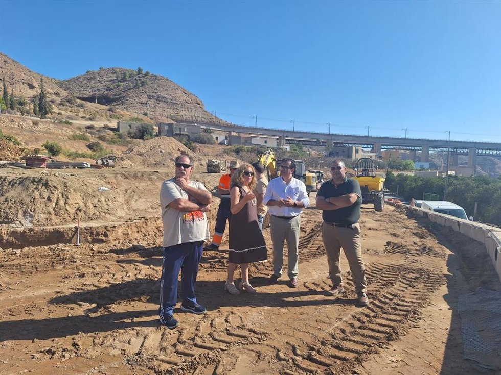 El diputado Antonio Jesús Rodríguez y la alcaldesa de Santa Fe de Mondújar, Trinidad Góngora, durante la visita a las obras en el entorno del Camino de La Torre.