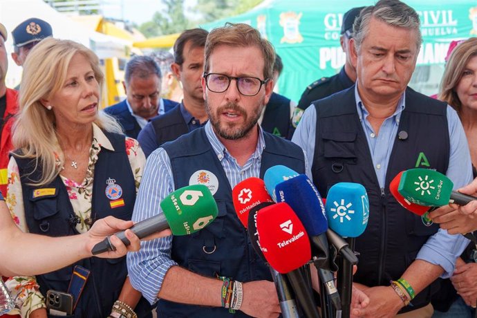 El delegado del Gobierno en Andalucía en funciones, Francisco Toscano en una atención a los medios de comunicación en el PMA del incendio de Niebla. 