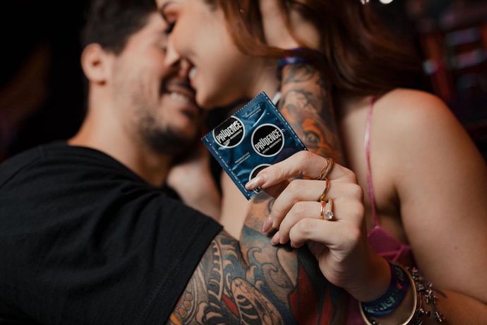 Hablar de preservativos sigue siendo incómodo para muchas personas. Y cuando un tema se conversa poco, los mitos encuentran espacio para instalarse.    Foto DKT