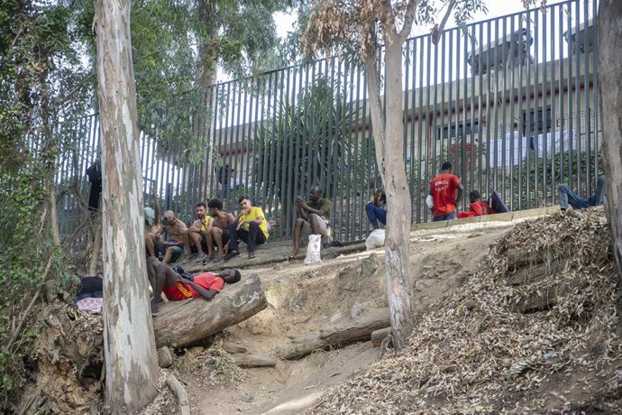 Varios migrantes, a 1 de agosto de 2026, en Ceuta (España). 