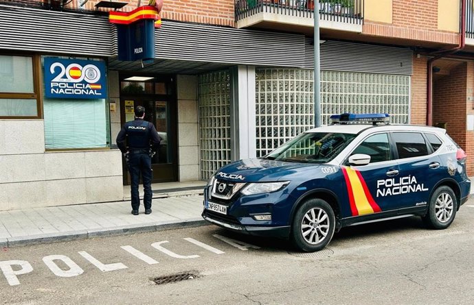 Imagen de archivo de un agente de Policía Nacional frente a una comisaría