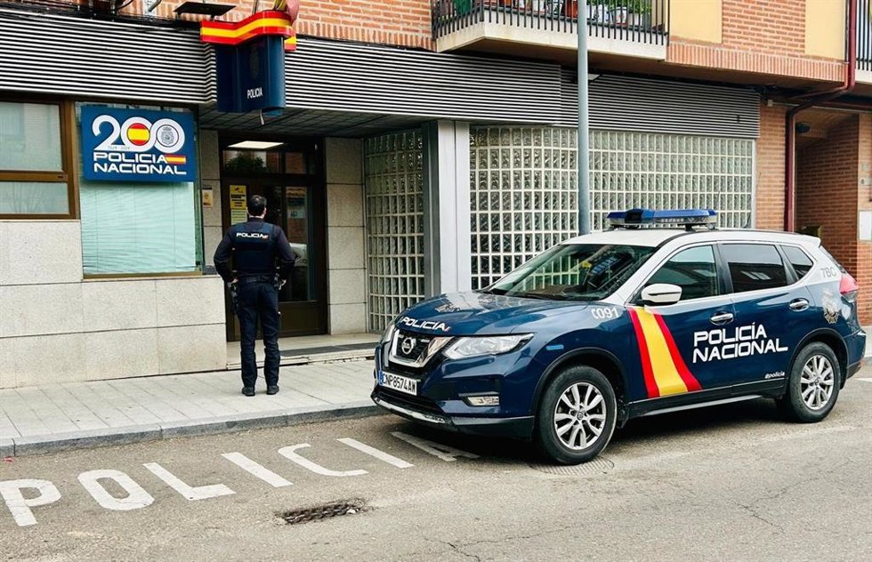 Imagen de archivo de un agente de Policía Nacional frente a una comisaría