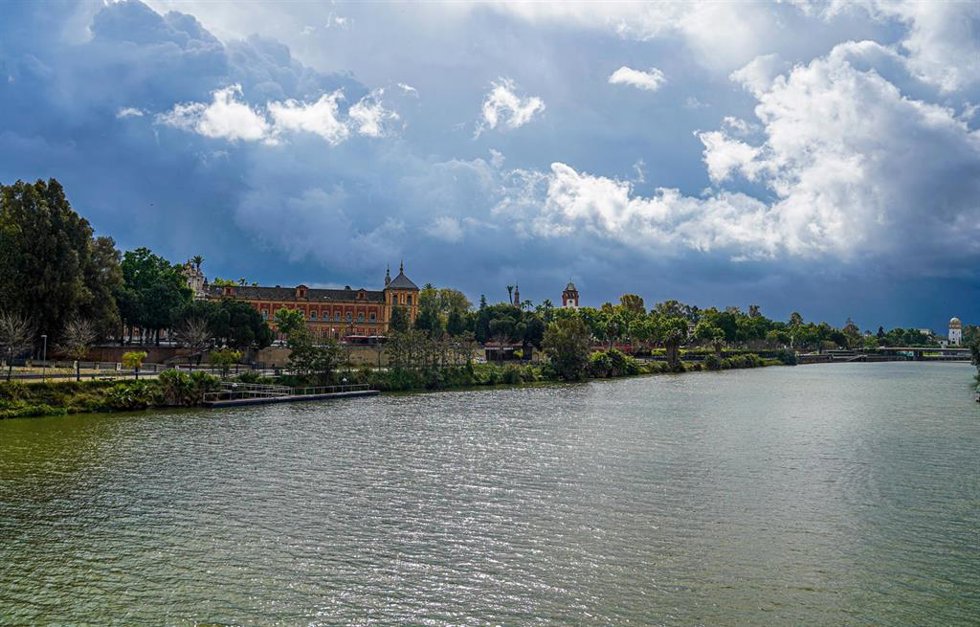 Archivo - Dársena del río Guadalquivir.